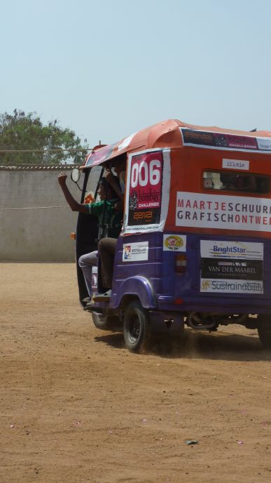 De jongetjes van het weeshuis in de tuktuk van team Het Haagse Monster (Bombay Challenge)
